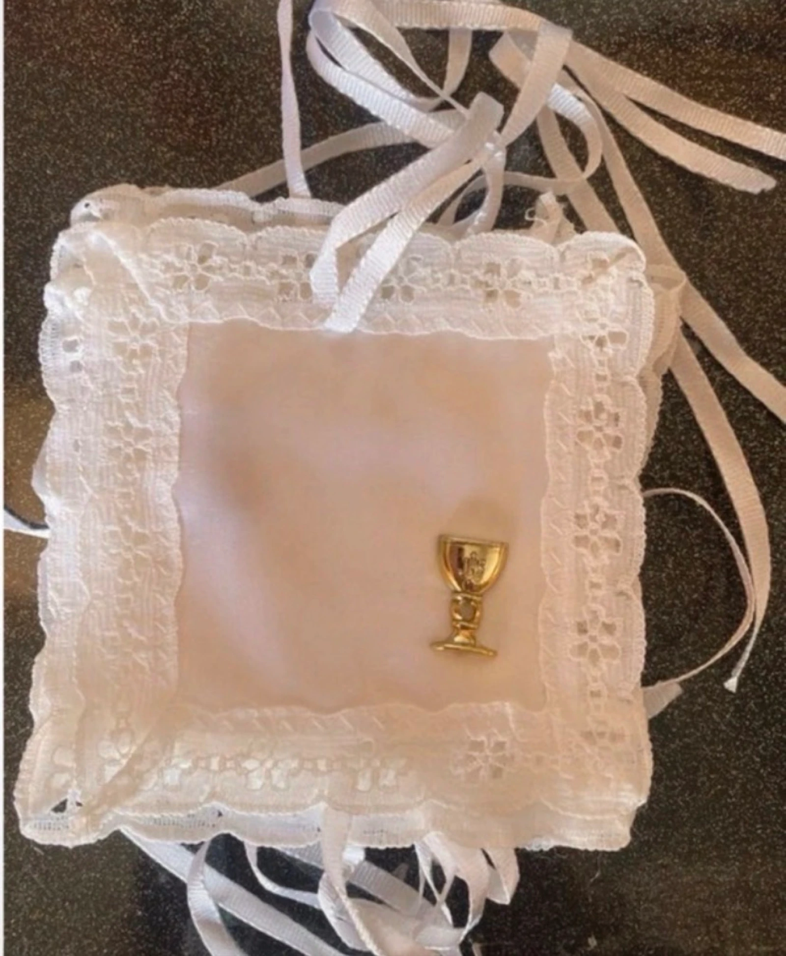 Joli carré dentelle pour communion 